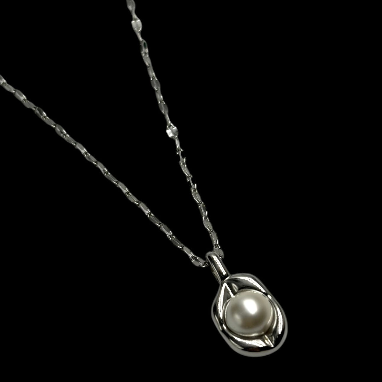 Silver Venus Molten Pearl Necklace